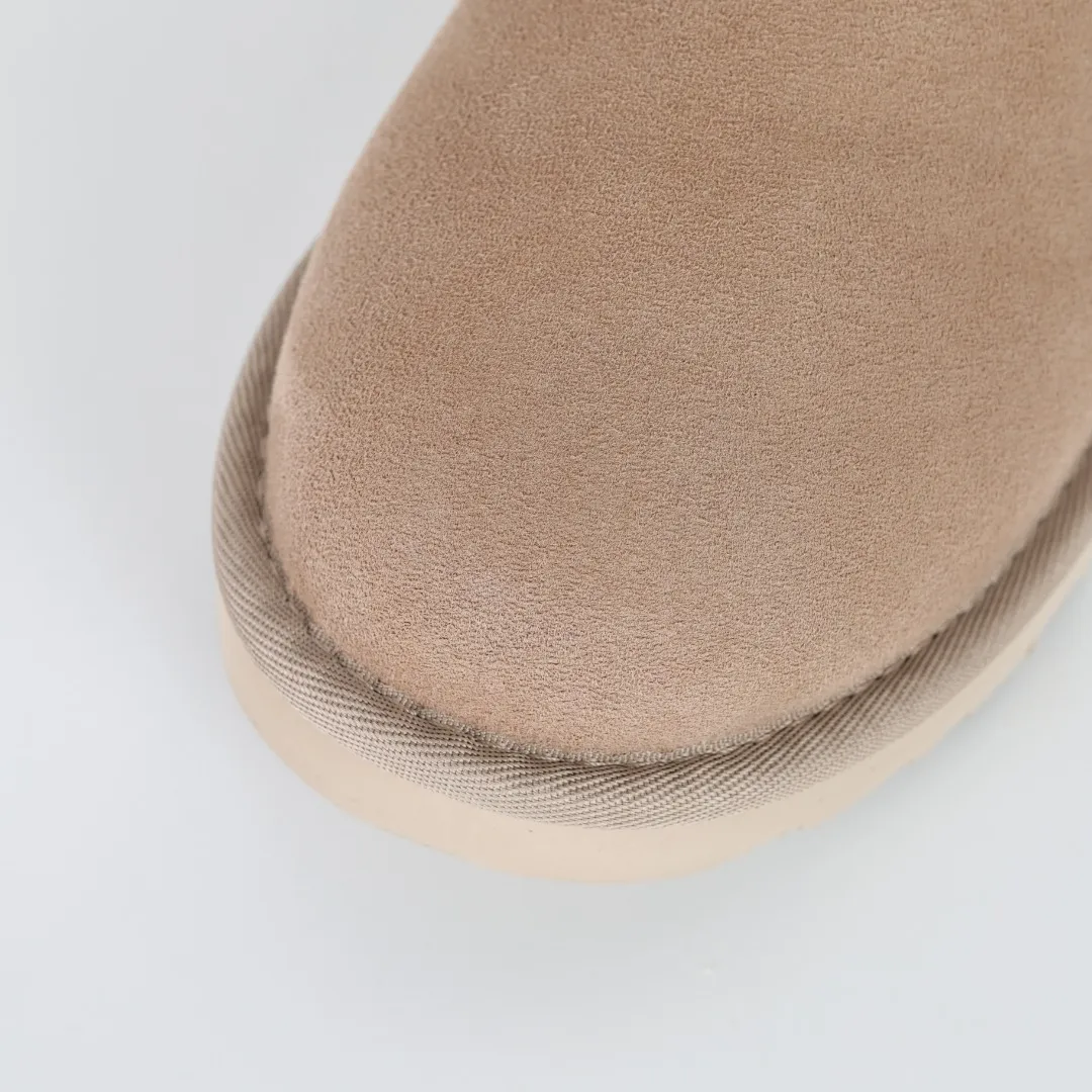 Pick up locally 💰540 The core recommendation is good price UGG basic Bailey twist style Xiaohongshu hot style Henan Longfeng leather production Sheepskin integrated top quality in the market 2-3 cm cashmere insole to keep warm in winter and a very suitable choice for home use UUG has launched a style series in the new year, which is partially geared towards the preferences of young consumers and has also moved to the forefront of fashion trends. Shoe body material Water-repellent coated suede upper 17mm UGGPURE™ implanted wool insole Lightweight non-slip comfortable rubber outsole With brand LOGO Trademark Comes with full packaging Size: 35 36 37 38 39 40